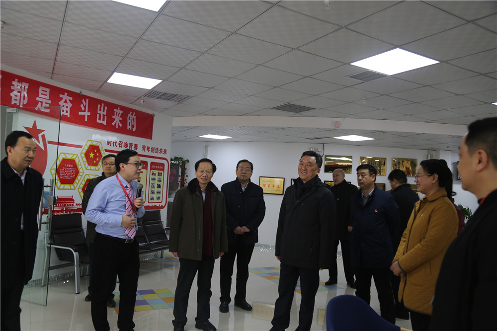 熱烈歡迎全國總工會(huì )副主席，書(shū)記處書(shū)記魏地春及省總工會(huì )王保存主席一行蒞臨安陽(yáng)青峰網(wǎng)絡(luò )參觀(guān)指導